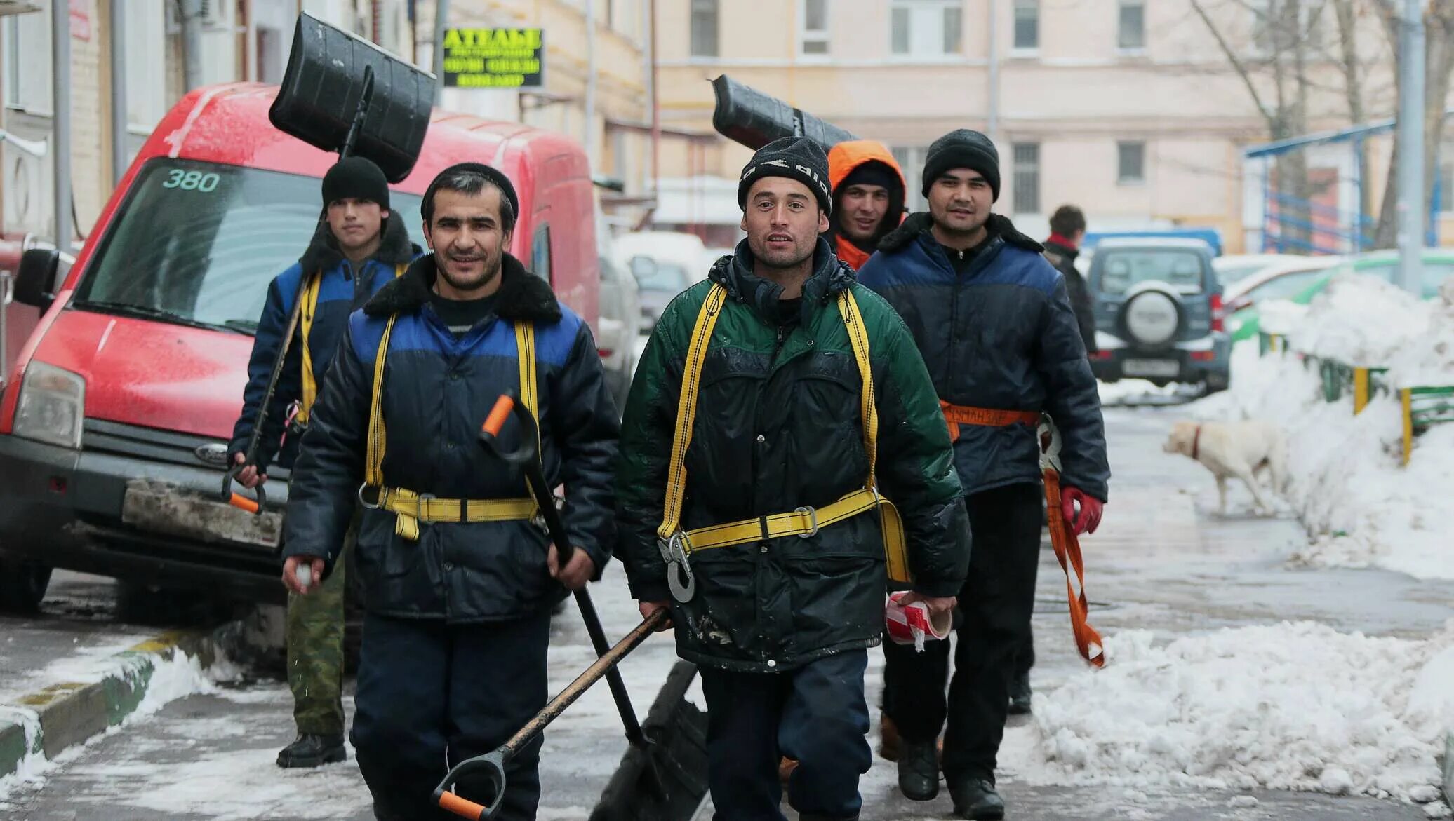 Вывозят таджиков. Дворник таджик. Дворник узбек. Таджик с лопатой. Дворник мигрант.