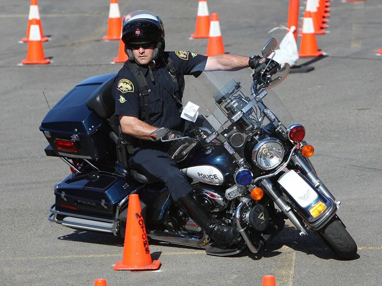 Полицейский Харлей Дэвидсон. Полицейские мотоциклы Harley Davidson. Мотоцикл полицейский Харлей. Мотобат Харли Дэвидсон. Можно ли таранить мотоцикл полицейским