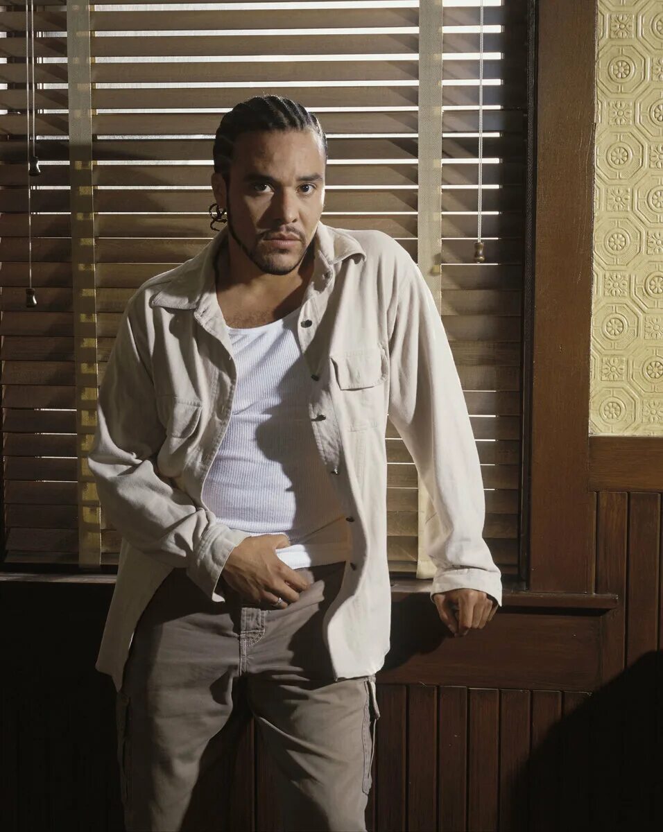 сериалы 2002. говорящий с призраками сериал 2002. говорящий с призраками сериал. фильм говорящий с призраками (2002)фрэнк тэйлор. говорящая с призраками сериал постер.