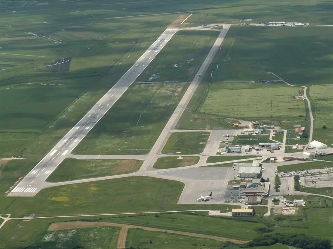Аэродром что это. Аэропорт Слатина 1999. Аэропорт Приштина 1999. Приштина аэропорт Слатина. Приштина аэропорт Слатина 1999.