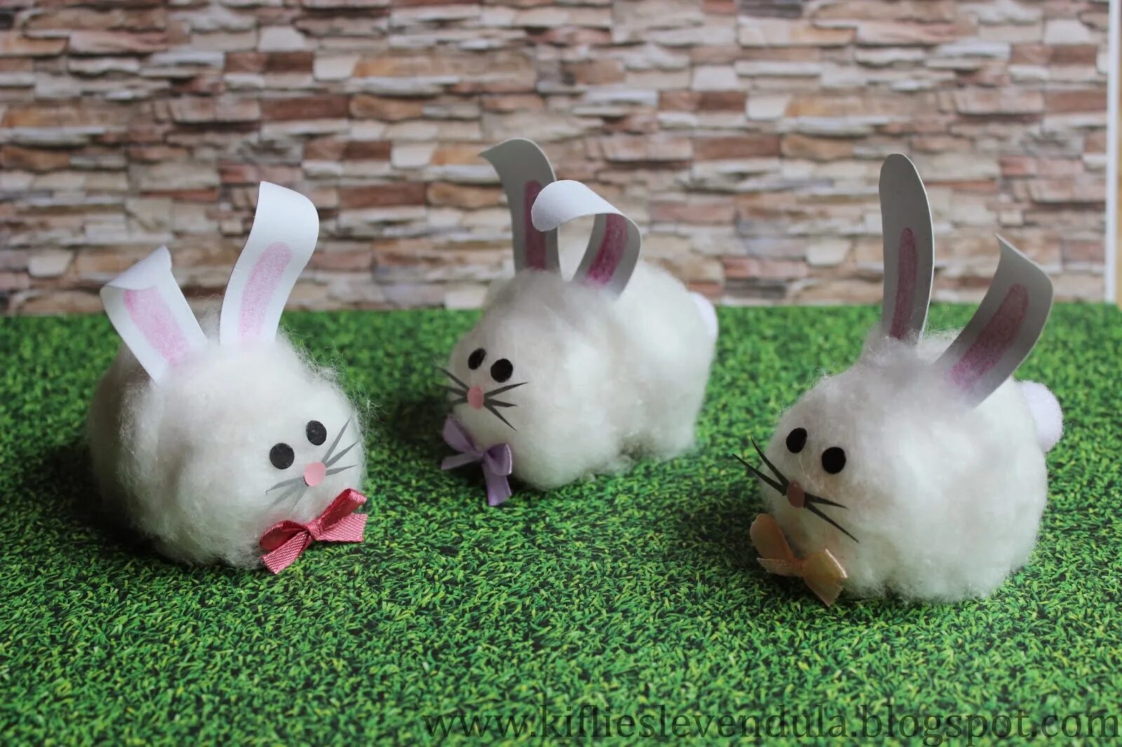 игрушки из пряжи. вязаный заяц. зайчик из воздушного пластилина. как сделать маленького зайчика. пасхальный зайчик поделка.