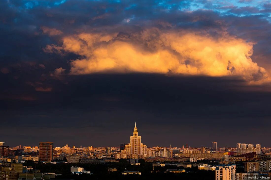 Грозовая туча в Москве. Облака над городом. Грозовое небо над городом. Небо над Москвой.