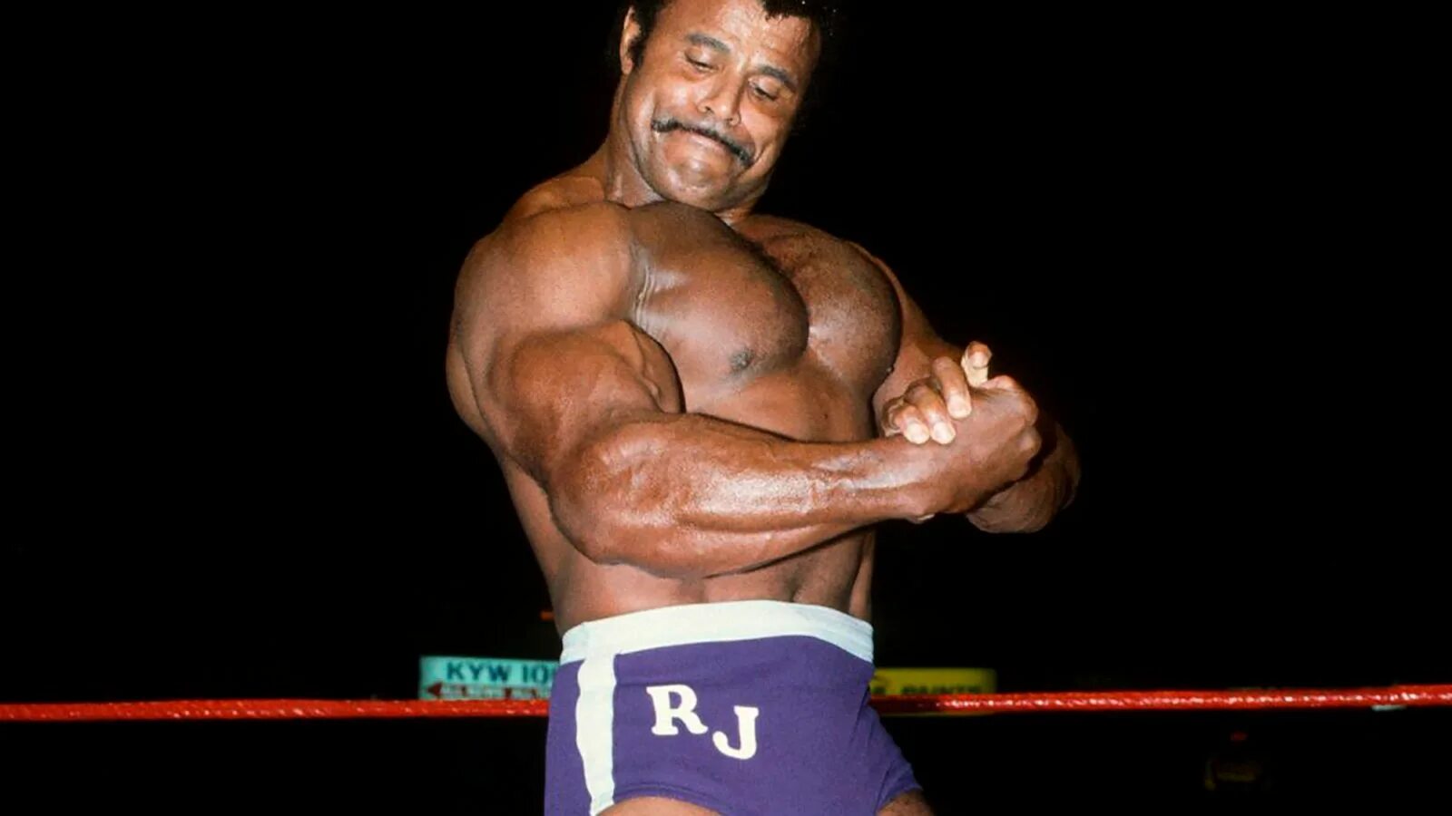 Рокки джонсон и дуэйн джонсон. Отец дуэйна джонсона. Отец скалы. Отец дуэйна джонсона. Рокки джонсон и дуэйн джонсон.