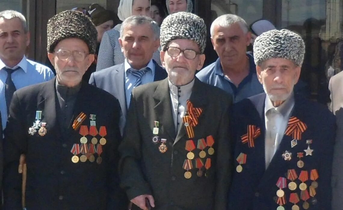Чеченские ветераны великой отечественной. Ветераны чеченцы. Ветераны вов чеченской республики. Ветераны чеченцы. Ветераны вов чеченской республики.