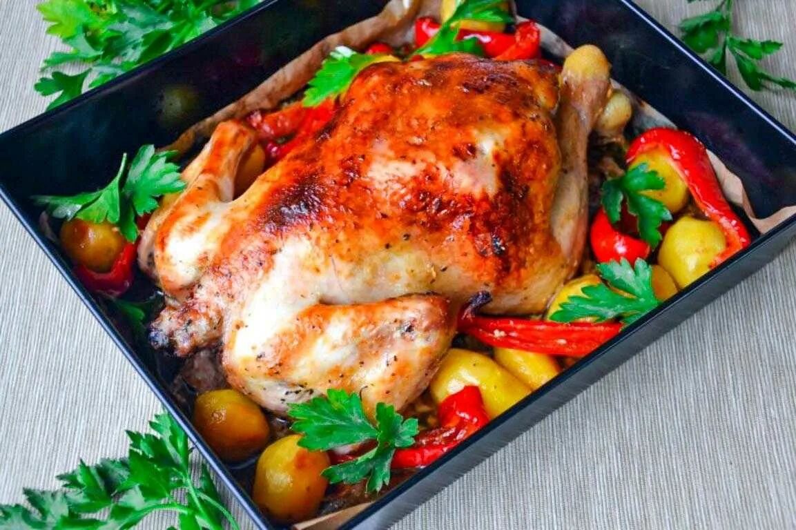Курица в духовке рецепт с фото. Курица с картошкой в духовке. Курица в духовке с картошкой и овощами на Протвине. Картошка с курой в духовке. Запеченная курица с картошкой в духовке.