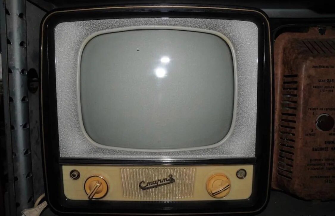 Телевизор выпуска 2023. Телевизор старт 3 сбоку. Телевизор ламповый Енисей -2. Телевизор Грюндик ламповый. Телевизор Неман 1953.
