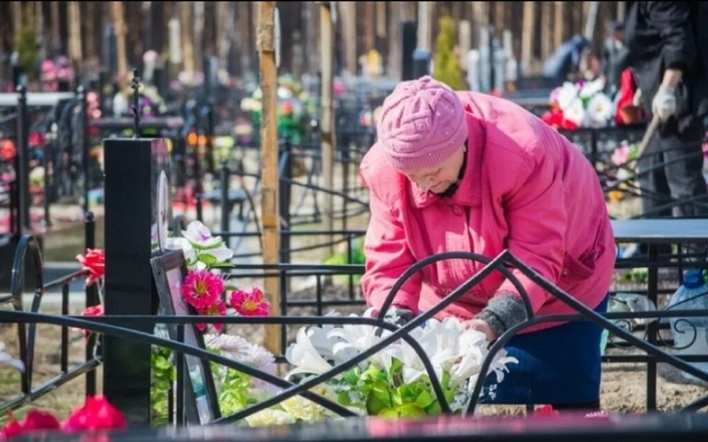 Радоница на кладбище. Родительский день на кладбище. Кладбище на Радоницу. Когда убираются на кладбище перед пасхой 2024