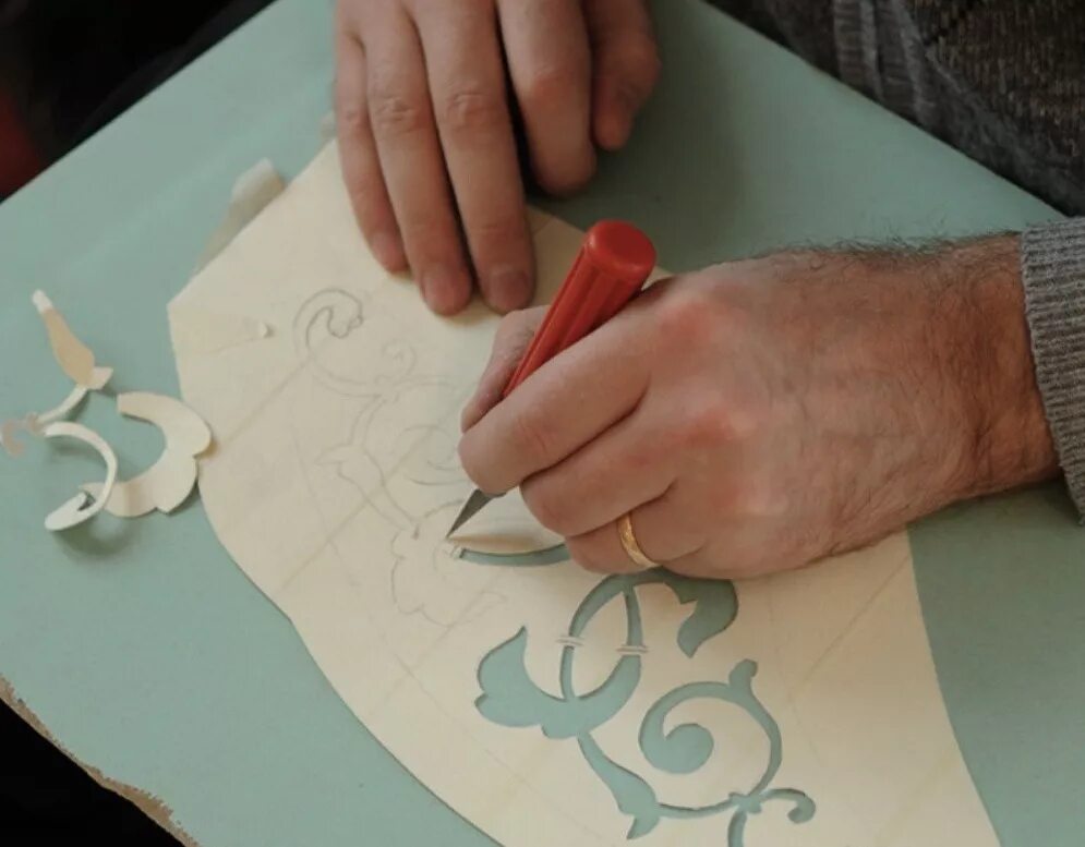 Как вырезать трафарет. Узоры на окне. Нож для вырезания вытынанок. Вырезание по трафарету. Изготовить трафарет своими руками.