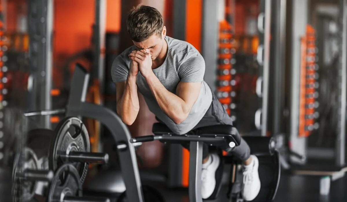 Тренажерный зал осанка. Тренажер для осанки в спортзале. Тренирующий тренер анатолий. Девушка в планке в фитнесе. Упражнения для осанки в тренажерном зале.