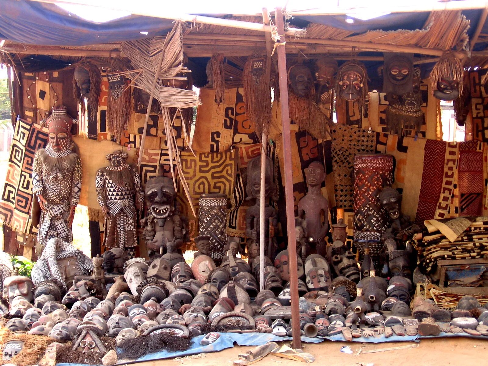 Промысел рынок. Сувениры Африки. Африканский рынок сувениры. Африканские сувениры из дерева. Африканские Ремесла.