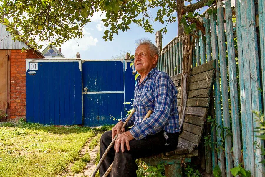 Парень приехал в деревню. Старики в деревне. деревенский дед. на деревню к дедушке. сельский дедушка.