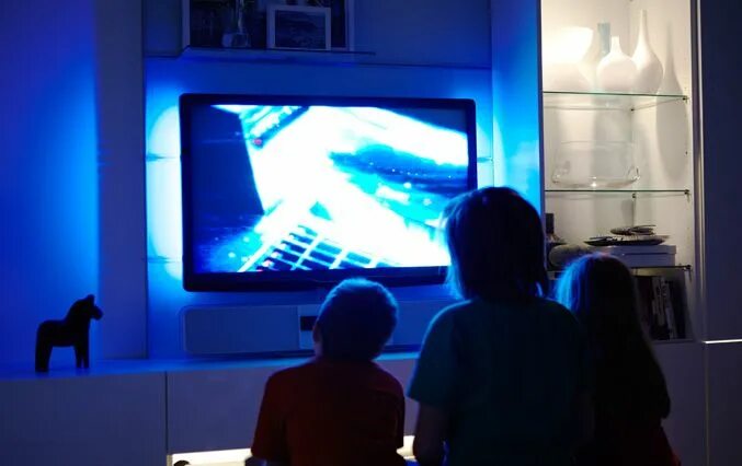 Свет 1 и телевизор. Комната с телевизором. Телевизор philips 32 ambilight. Большое кресло и телевизор. Свет 1 и телевизор.