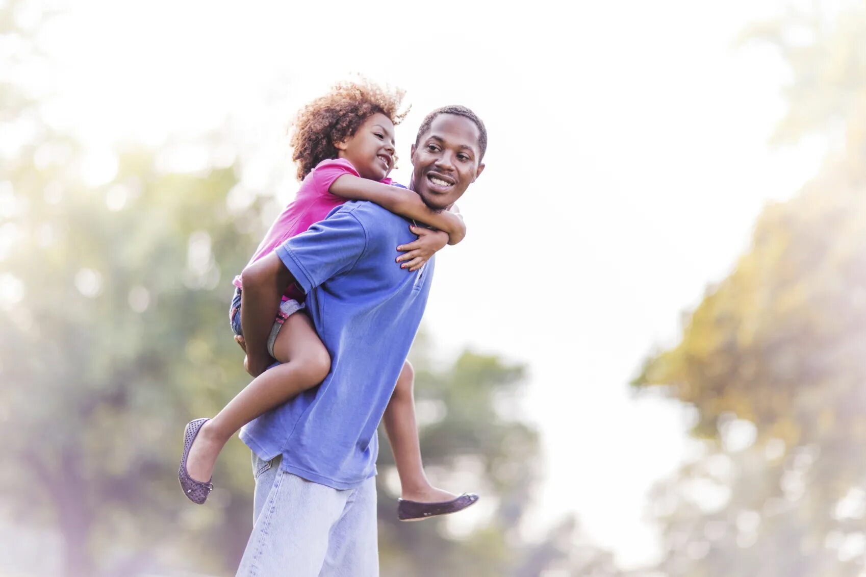 E pais. Международный день отца (father`s Day). Father African. Father children old Black. Black people Piggyback.