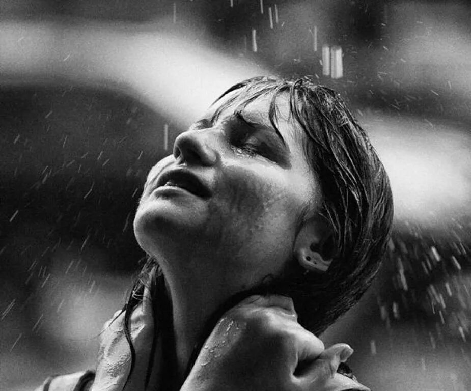 Плачу под песню. Девушка под дождем. Грустная девушка. Плачущая девушка под дождем. Девушка плачет.