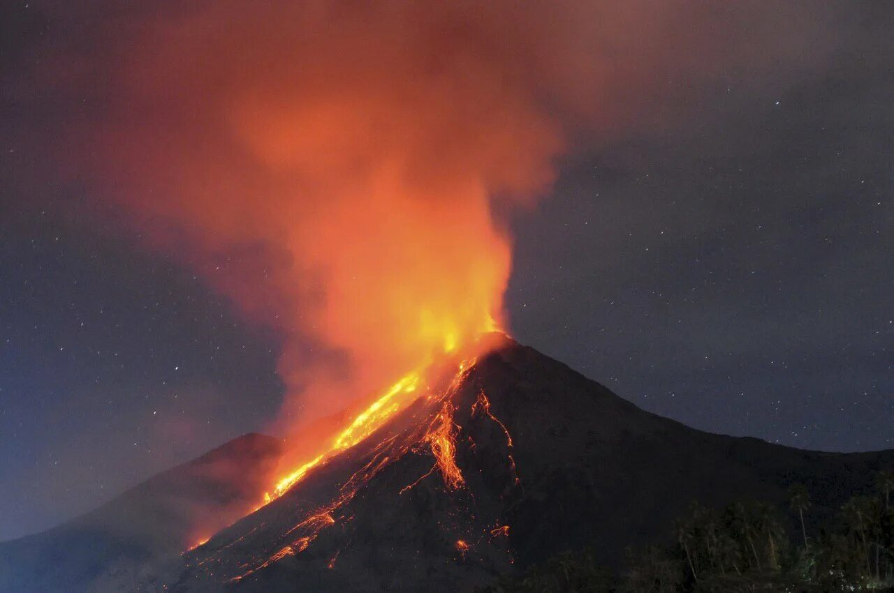 Извержение вулкана какое явление. Вулкан в Индонезии Карангетанг. Извержение вулкана Карангетанг.. Стихийные бедствия извержение вулкана. Вулканические катастрофы.