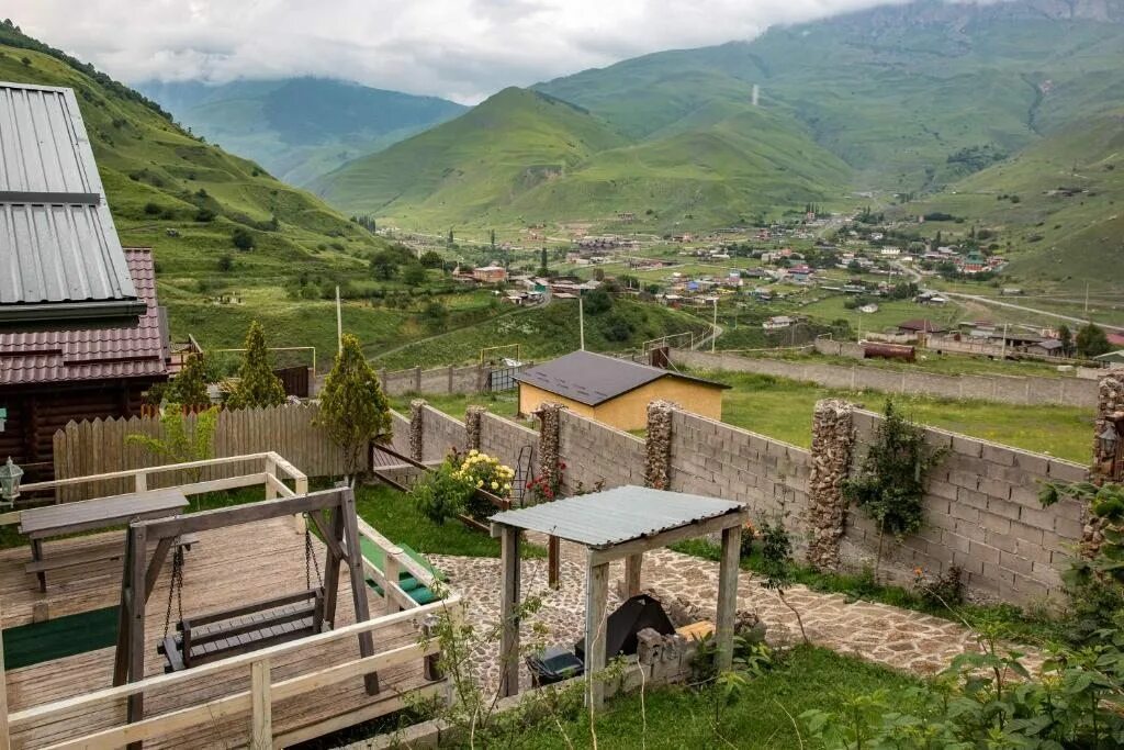 Домики в осетии. Asta Village Фиагдон. Латс Фиагдон. Country House asta Village Fiagdon. Фиагдон Северная Осетия домик в горах.