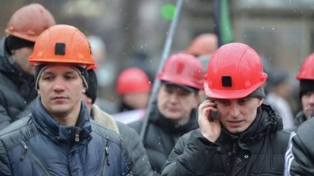 Бьют по каске. Шахтеры бьют касками. митинг шахтеров в москве.