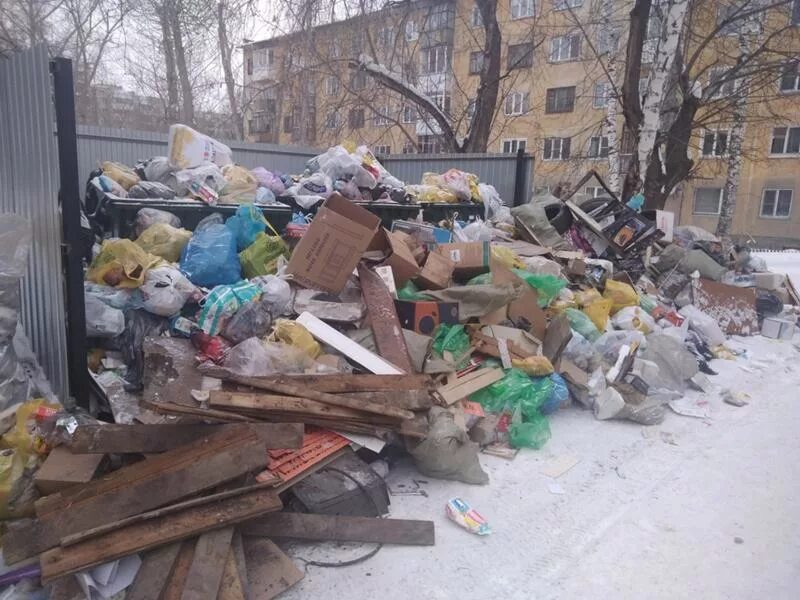 Тко если не проживаешь. Мусорка во дворе. Помойка во дворе. Горы мусора во дворе.