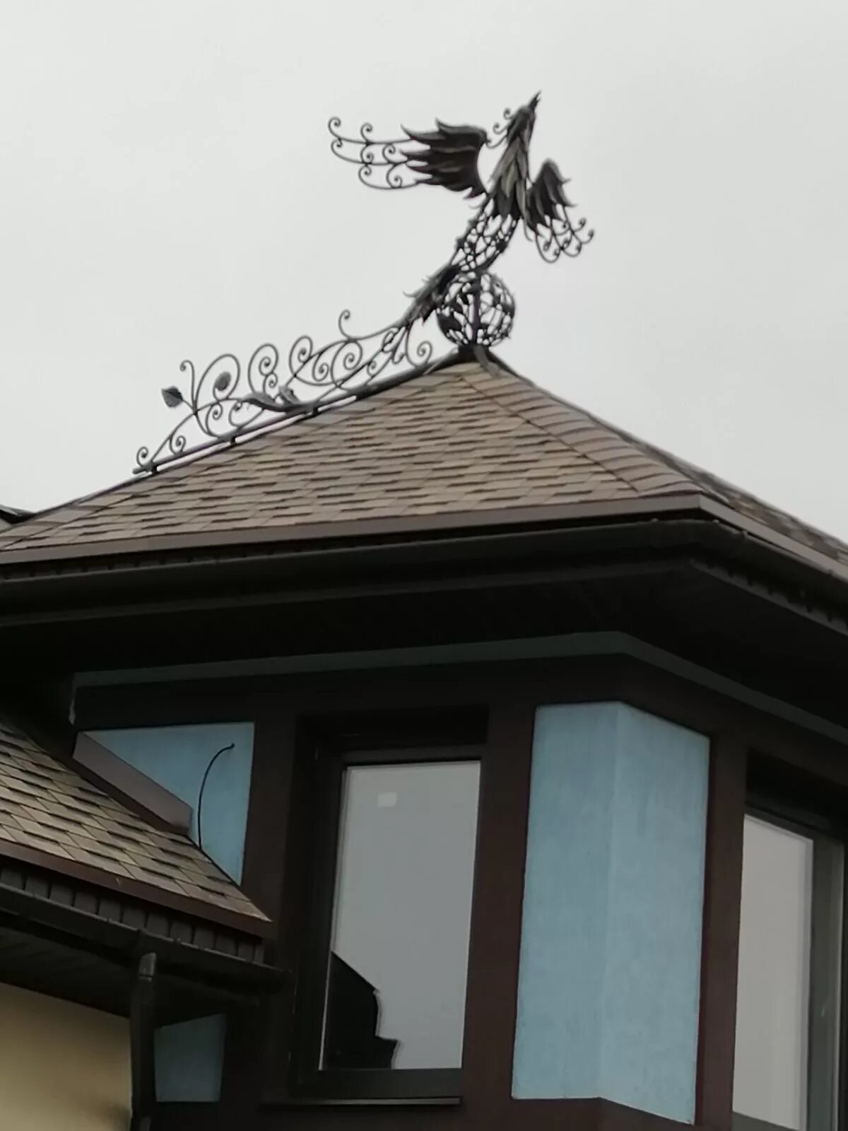 русская изба прич5елины. украшение крыши. крыши деревянных домов. как украсить крышу дома. украшение крыши.