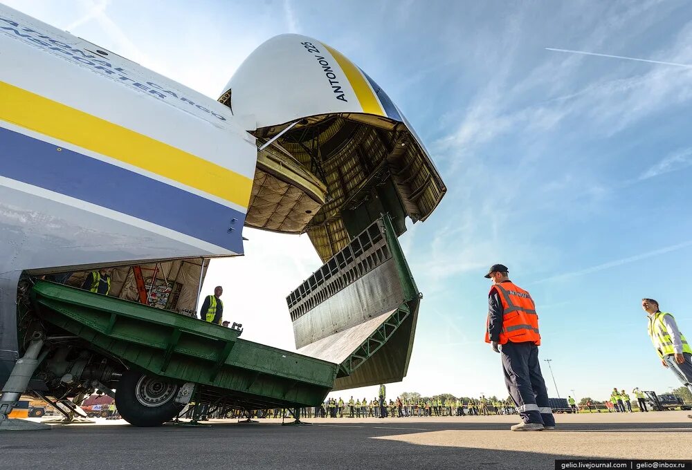 Самый большой вариант. АН 225 Мрия грузовой отсек. АН-225 Мрия рампа. Мрия грузовой отсек. Мрия самолет грузовой отсек.