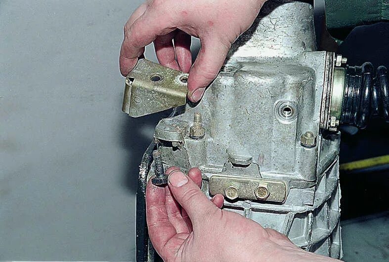 крепеж коробки передач ваз 2106. крепление кпп ваз 2106. болты коробки ваз 2106. эластичная муфта ваз 2104 крепеж. крепление коробки передач на ваз 2106.