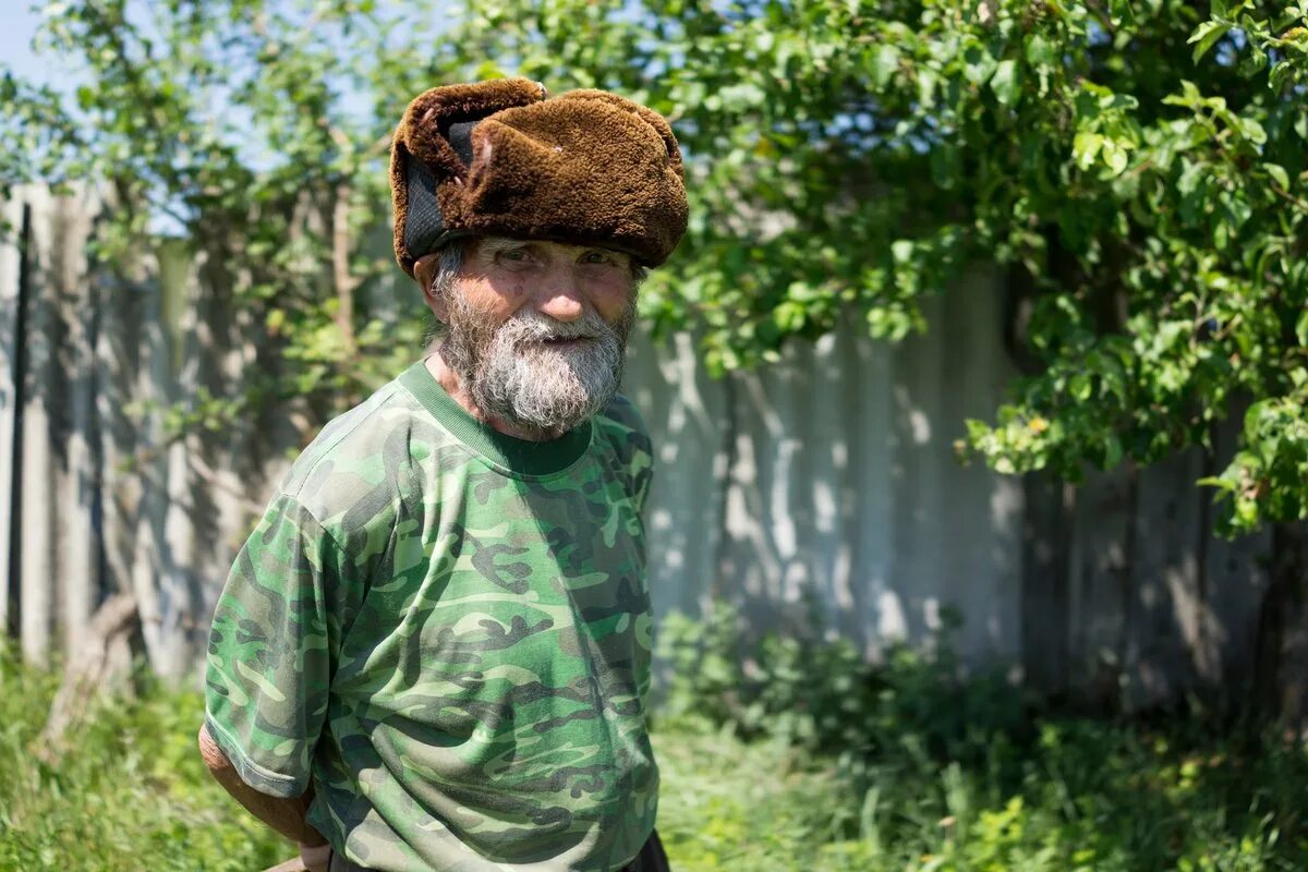 На деревню к дедушке. Сельский дед. Дед в деревне. Мужчина с бородой деревня.