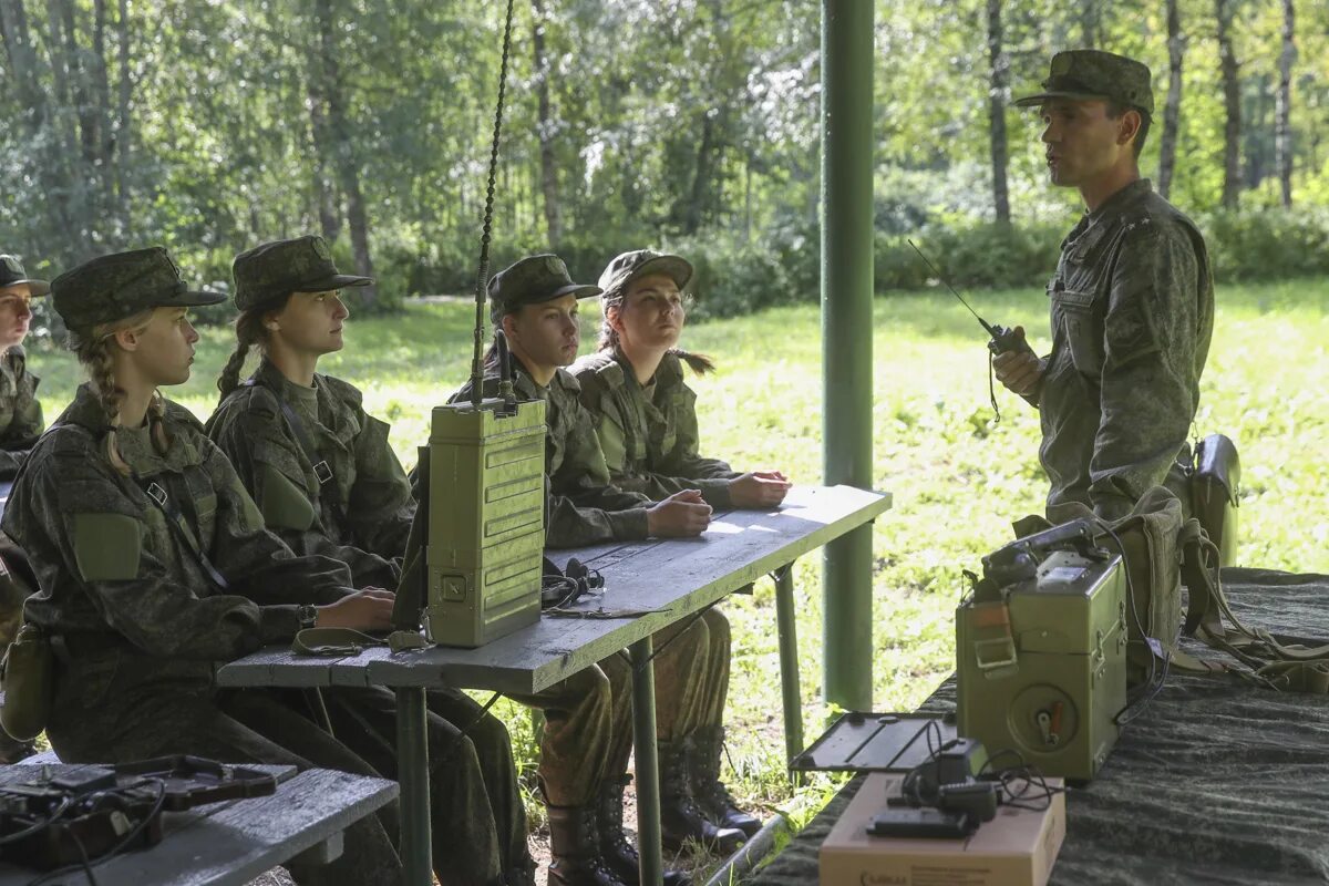 Общевойсковой учебный центр. Военная медицинская Академия курсанты. Военный стол. Общевойсковая подготовка военнослужащих. Медицинская Военная подготовка в школе.