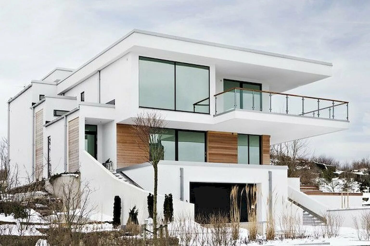 Белый трехэтажный дом