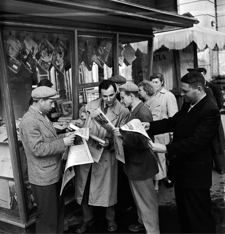 американская радиостанция голос америки. сми хх века. очередь в газетный киоск ссср. корреспонденты 20 века. журналистика в россии 20 века в россии.