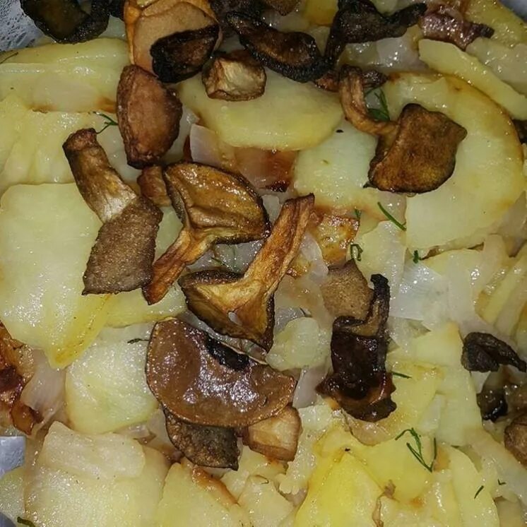Картошка с замороженными грибами на сковороде жареная. Картошка с грибами на сковороде. Жареная картошка с грибами. Жареная картошка с грибами и луком. Жареная картошка с грибами и луком на сковороде.