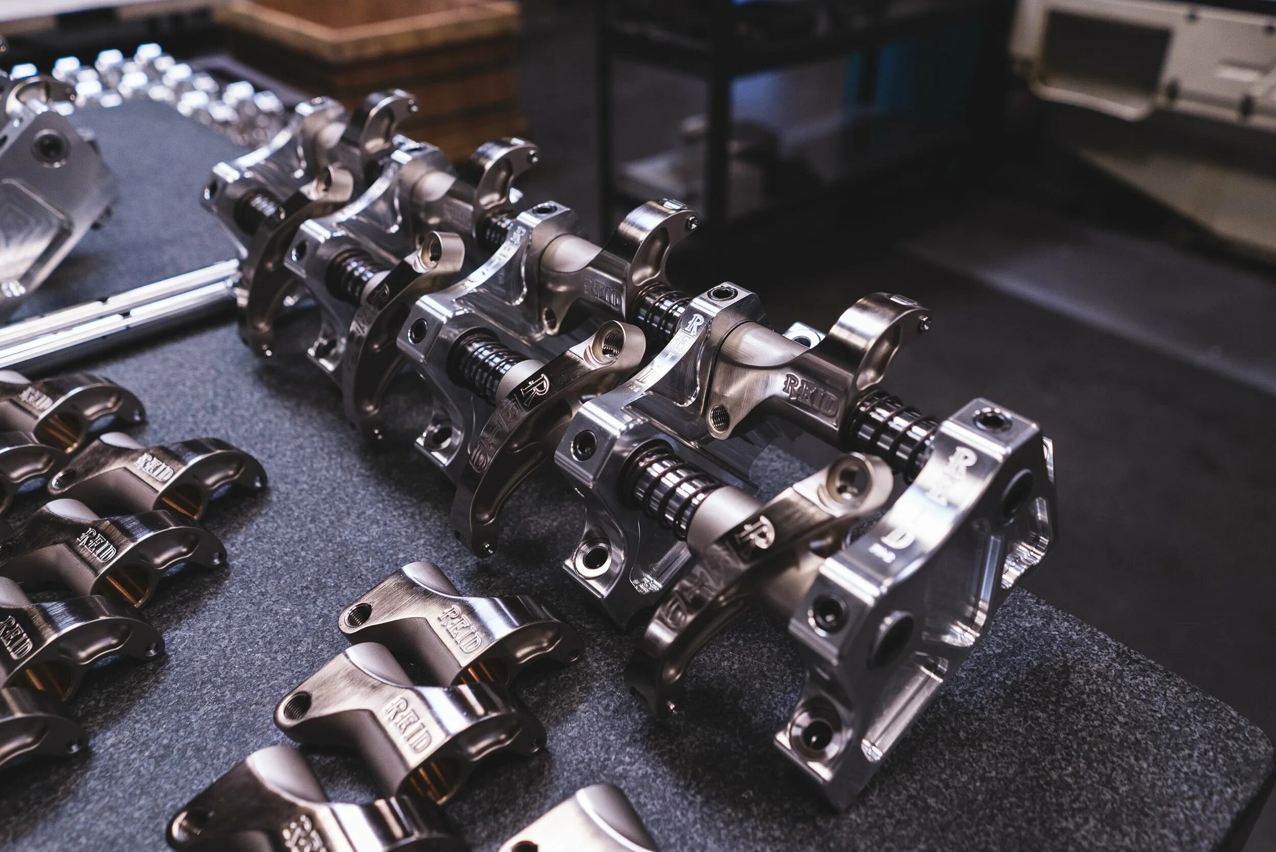 Рокер автомобиля. Рокера m73b54. рокер двс. рокера в моторе. рокер это авто.