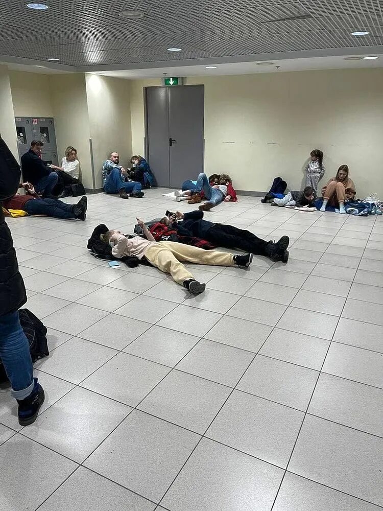 Что творится в аэропортах москвы сегодня. Ситуация в аэропортах Москвы. Ситуации в аэропорту. Домодедово люди. Инцидент в аэропорту Домодедово.