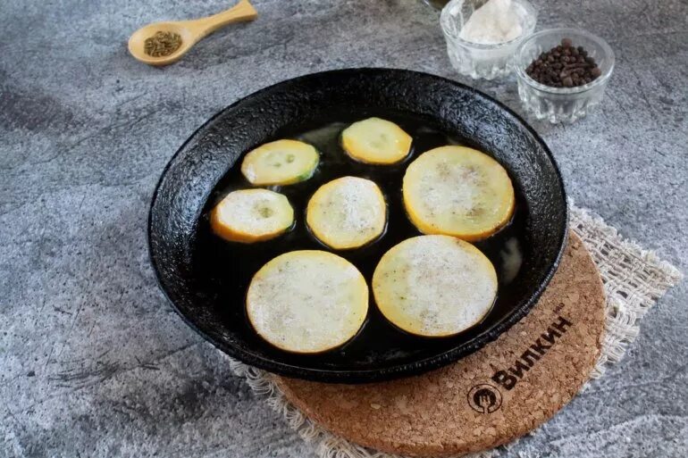 Жареные кабачки кружочками в муке. Кабачки жареные на сковороде в муке. Жареные кабачки кружочками на сковороде. Жареные кабачки на сухой сковороде. Жарим кабачки на сковороде кружочками.