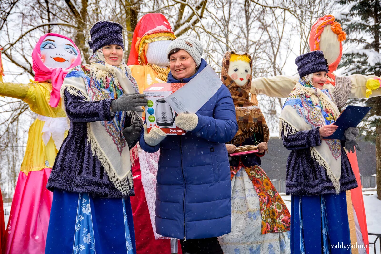 Христиане празднуют масленицу. Народное гуляние. Народный праздник Масленица. Праздничные народные гулянья. Масленица в России.