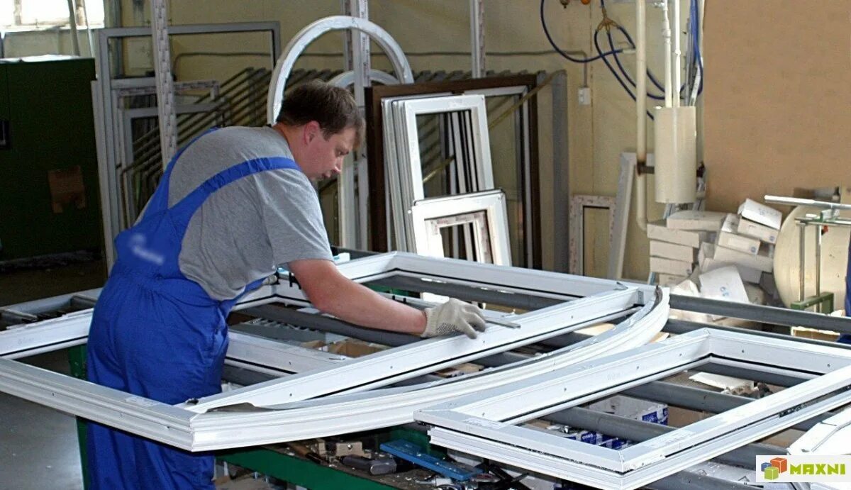 Окна пвх производители. Завод пласт. Пластиковые окна цех. Производство окон пвх. Пластиковые окна завод.