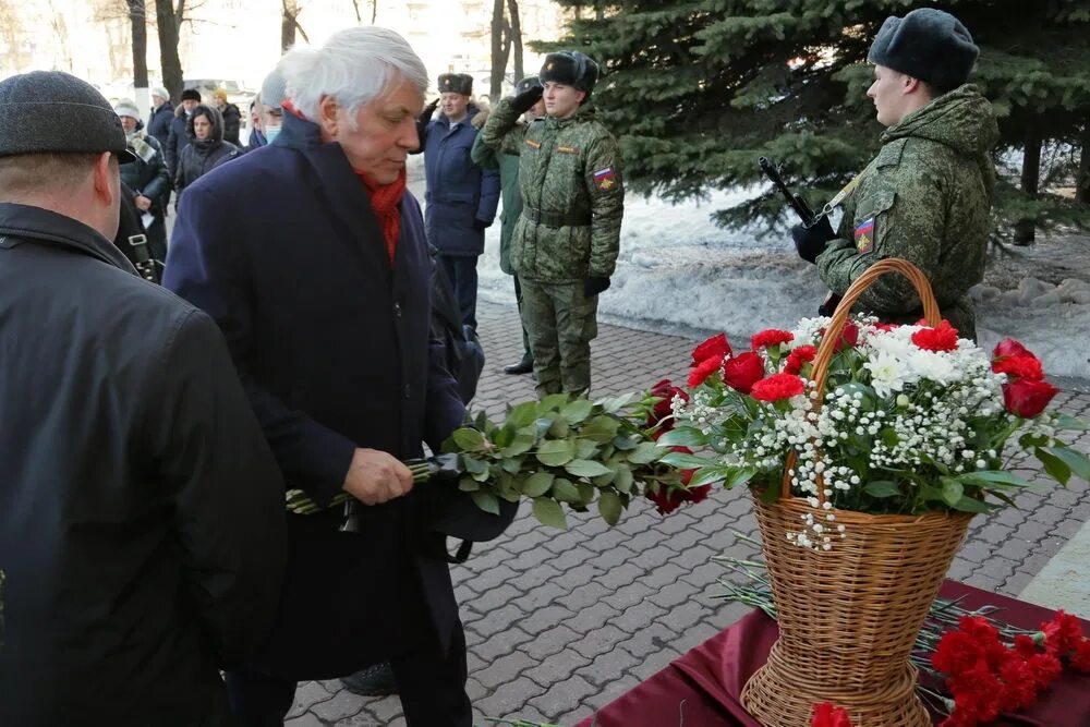 Полка для возложения цветов к мемориальной доске. Открытие стеллы в туле. Корзина цветов к мемориальной доске. Пригожин на похоронах татарского. Открытие стеллы в туле.