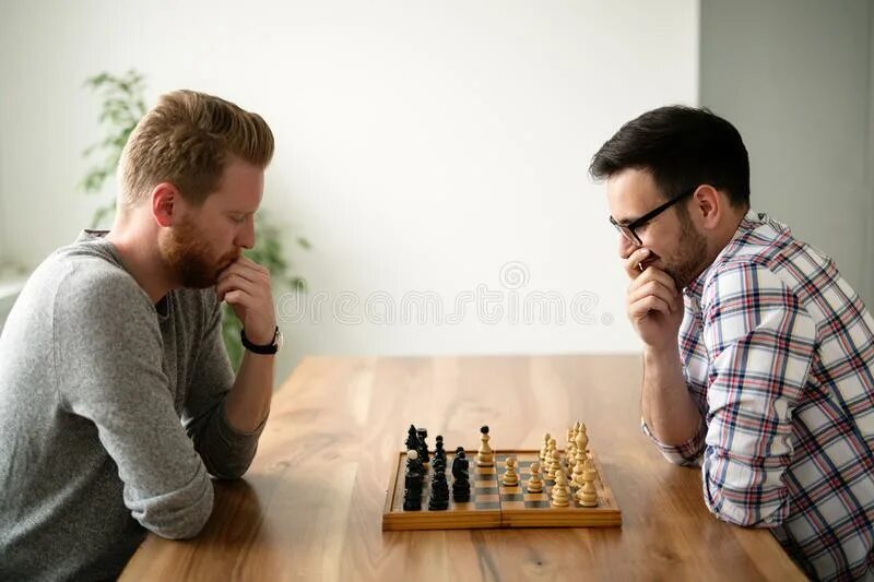 We like playing chess. Мужчина играющий в шахматы. Мужчина с шахматами. Шахматист Сток. Знаменитости играющие в шахматы.