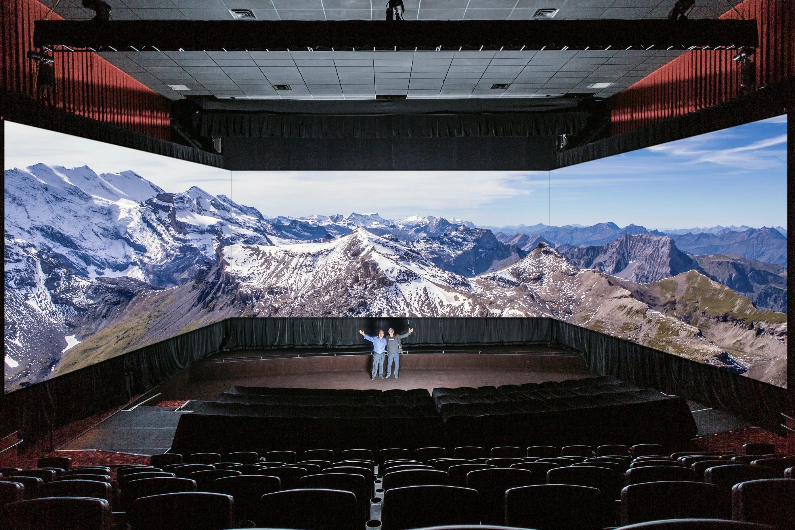 кинозал экран. Led экран для кинотеатра. цифровой кинотеатр. кинотеатр 3 экрана. панорамный кинозал screenx.