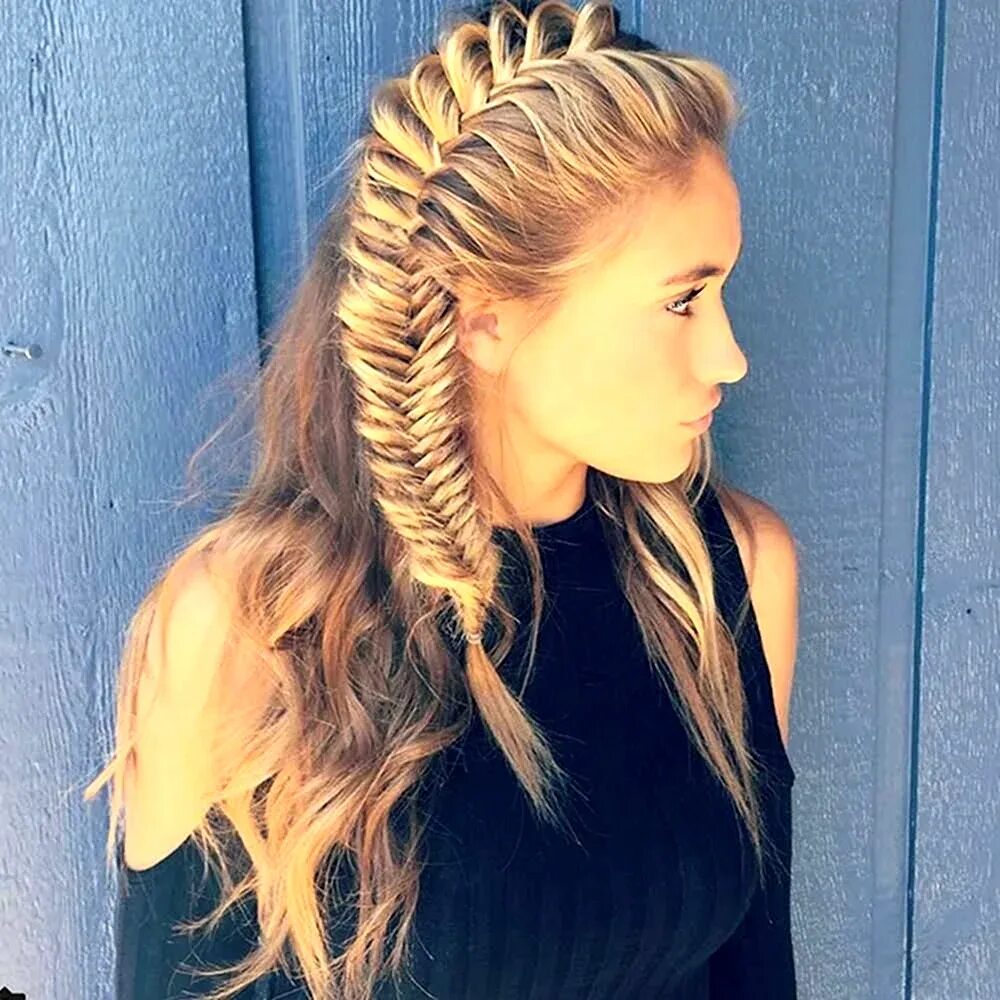 Девочка косы распустила. Коса на распущенных волосах. Коса с распущенными волосами. Прическа распущенные волосы и косичка. Колосок мальвинка.