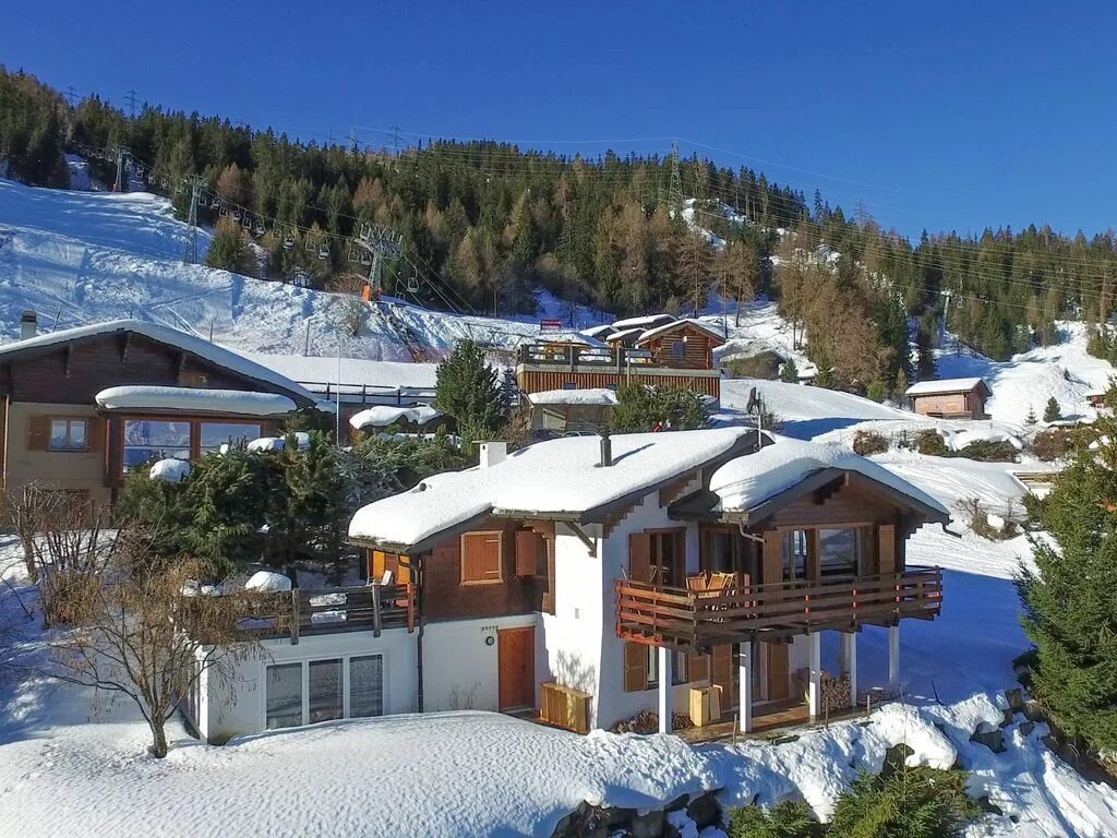 дома рядом с горнолыжным курортом. табаган в швейцарии. сочи эсто садок шале. горнолыжный курорт домики. швейцария горнолыжка архитектура.