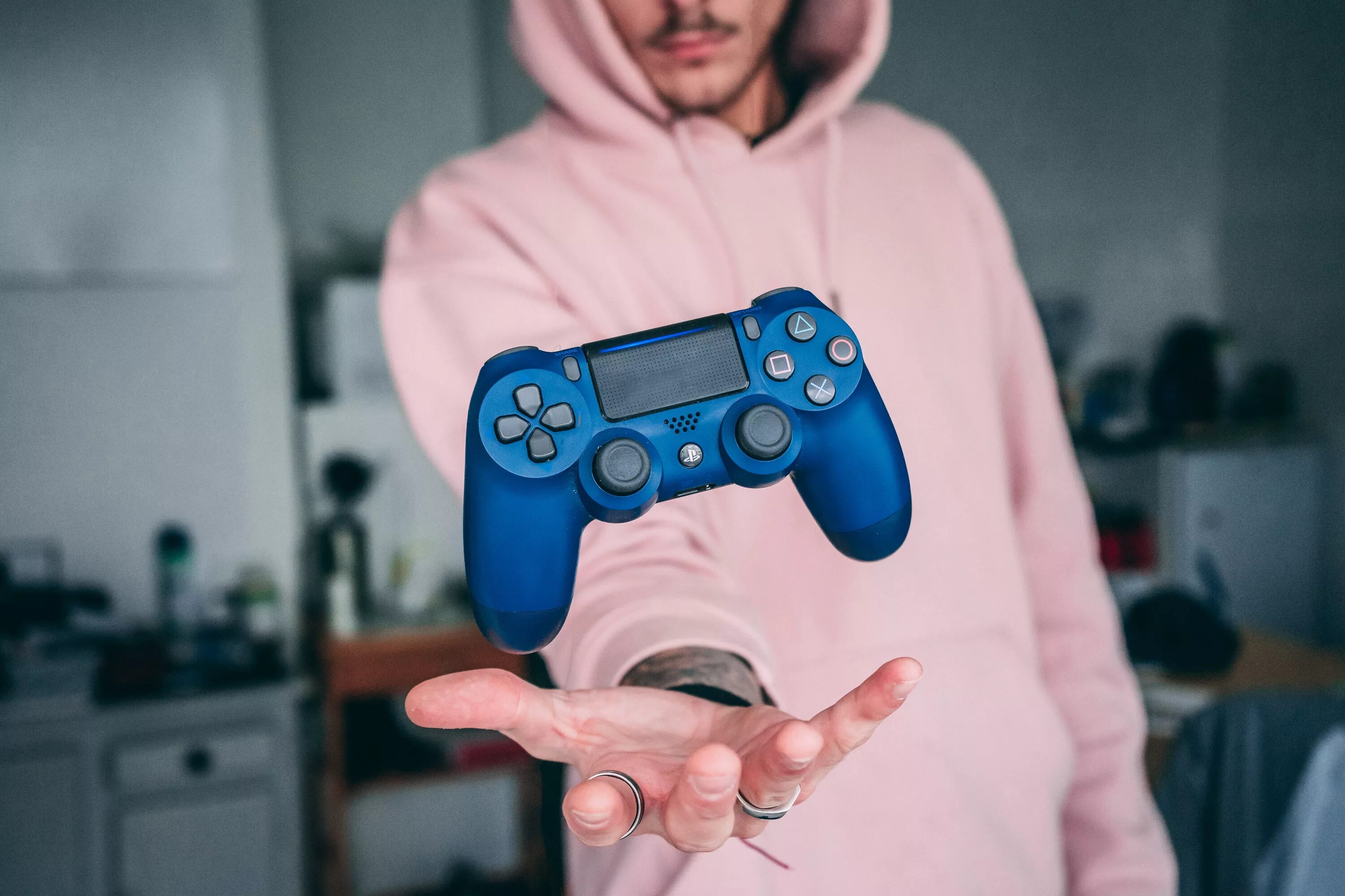 Player controller. Ps5 Gamepad. Джойстик в руках. Руки с геймпадом. Человек с игровой приставкой.