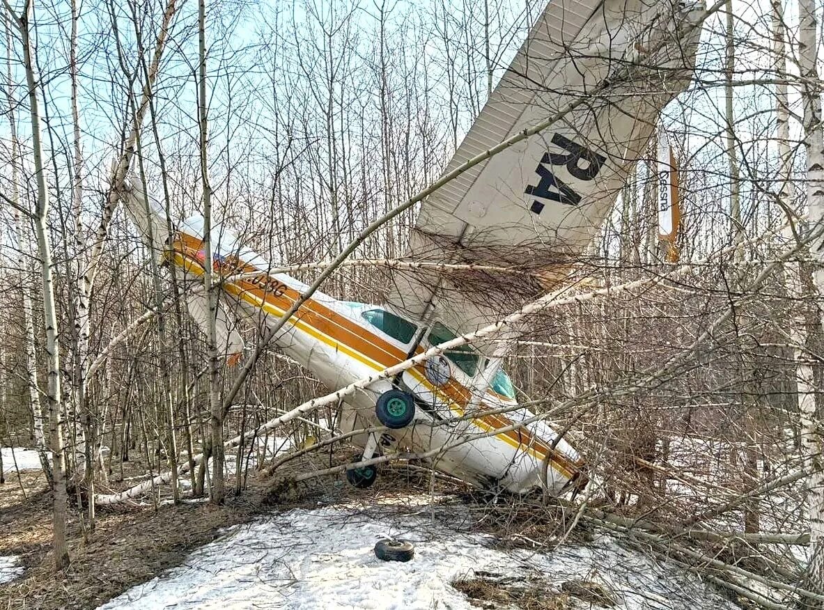 Самолета Cessna 172 в Новосибирске. Старые самолеты. Самолет на аэродроме.