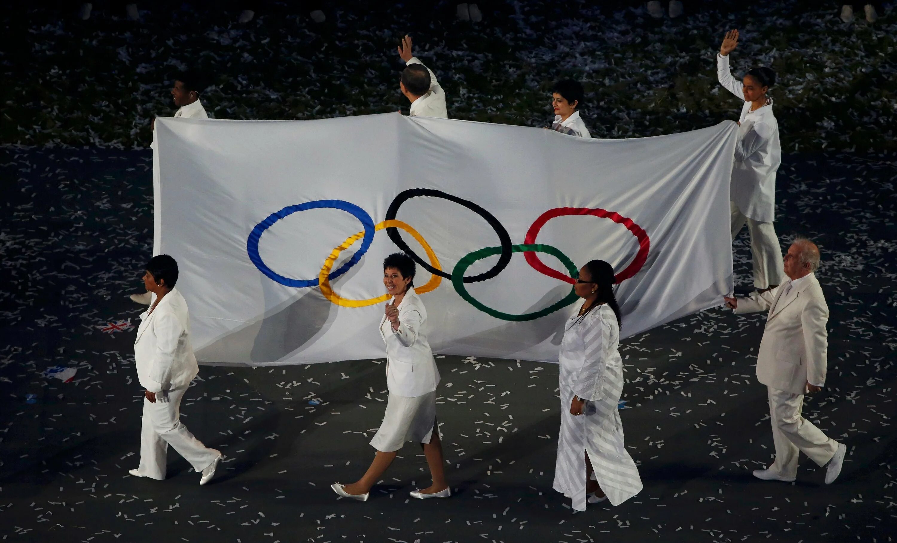 Олимпийские игры с самого начала. Олимпийский флаг. Флаг олимпиады. Полотнище олимпийского флага. Вынос олимпийского флага.