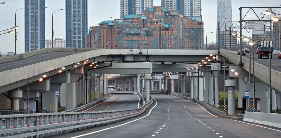 Бригада электромонтажников. Москва выполненные работы. Москва выполненные работы. Собянин юго восточная хорда. Стилобат здания.