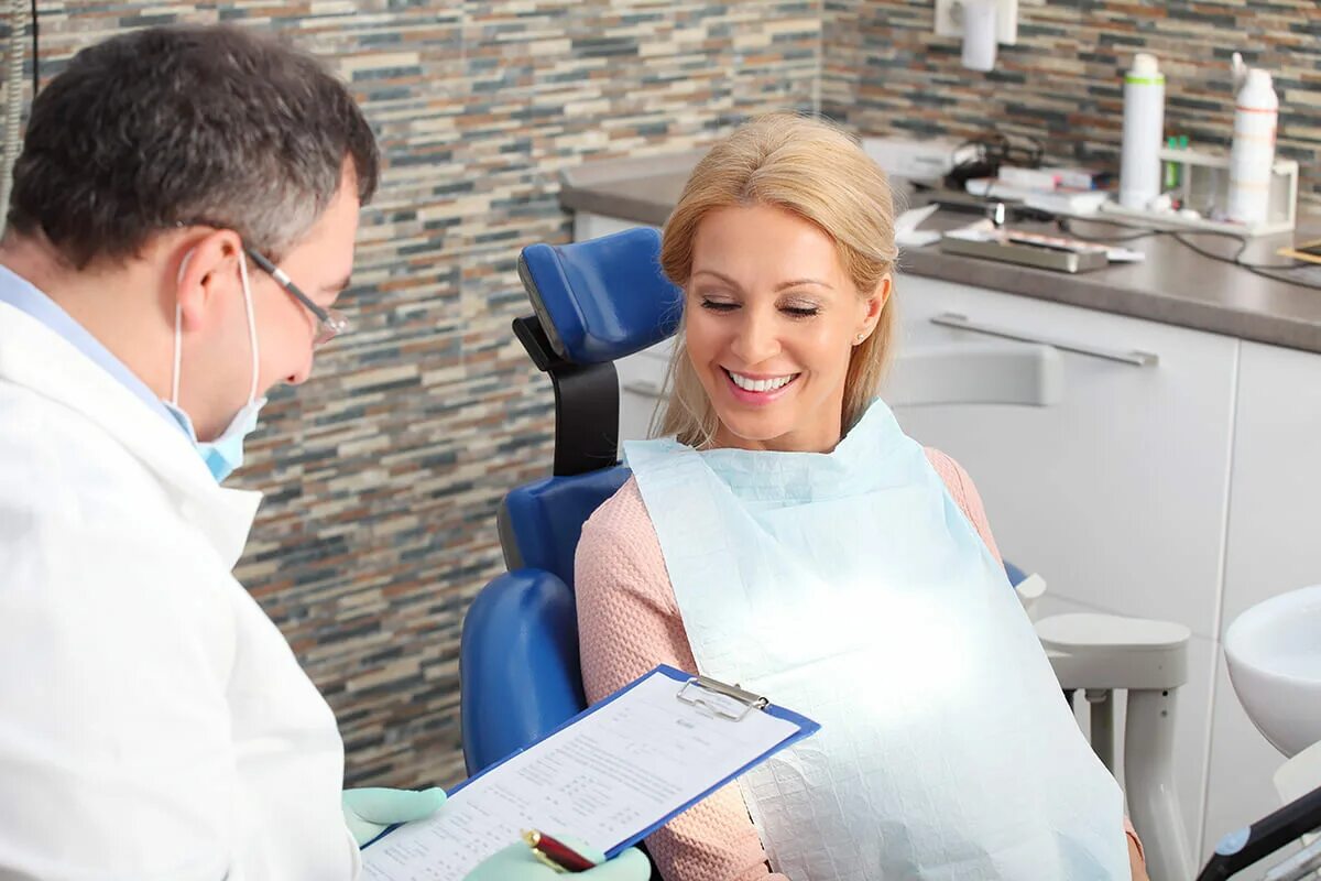 Стоматолог и пациент. Прием у стоматолога. Сбор анамнеза у стоматолога. Консультация врача стоматолога. Стоматология савина