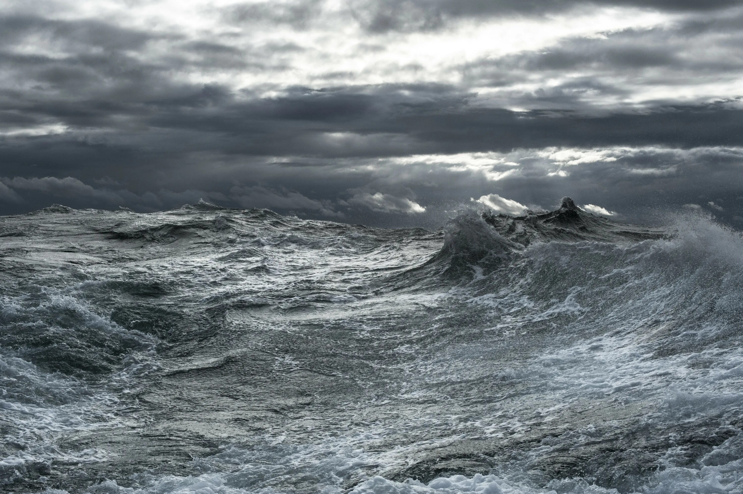 Ветер волны раздувает. Охотское море шторм. Охотское море Камчатка шторм. Тихий океан шторм 12 баллов. ЦУНАМИ В тихом океане.
