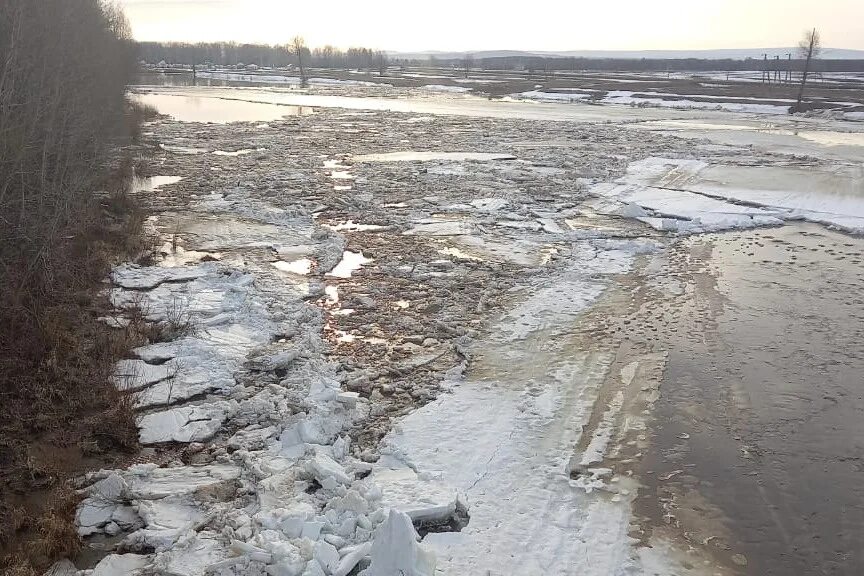 Уровень рек в башкирии на сегодняшний день. Река весной. Ледоход. Весенняя река. Ледоход весной.