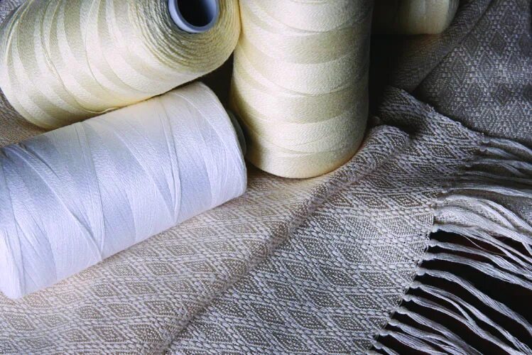 нитки для ткачества половиков. основа ниток. нить основа для прядения. нить основы и нить утка. хлопок нитки для ткачества.