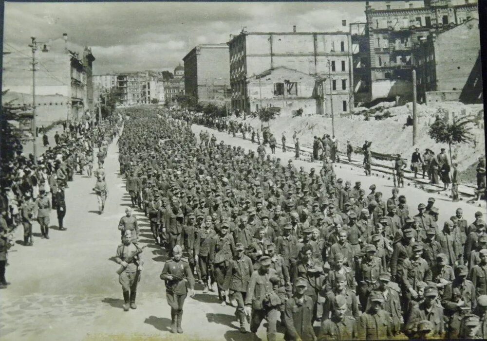 Киев 1944 год. Киев ВОВ 1941. Конвоирование немецких пленных 1944 году в Москве. Киев освобождение 1944 ВОВ. Первый захват киева