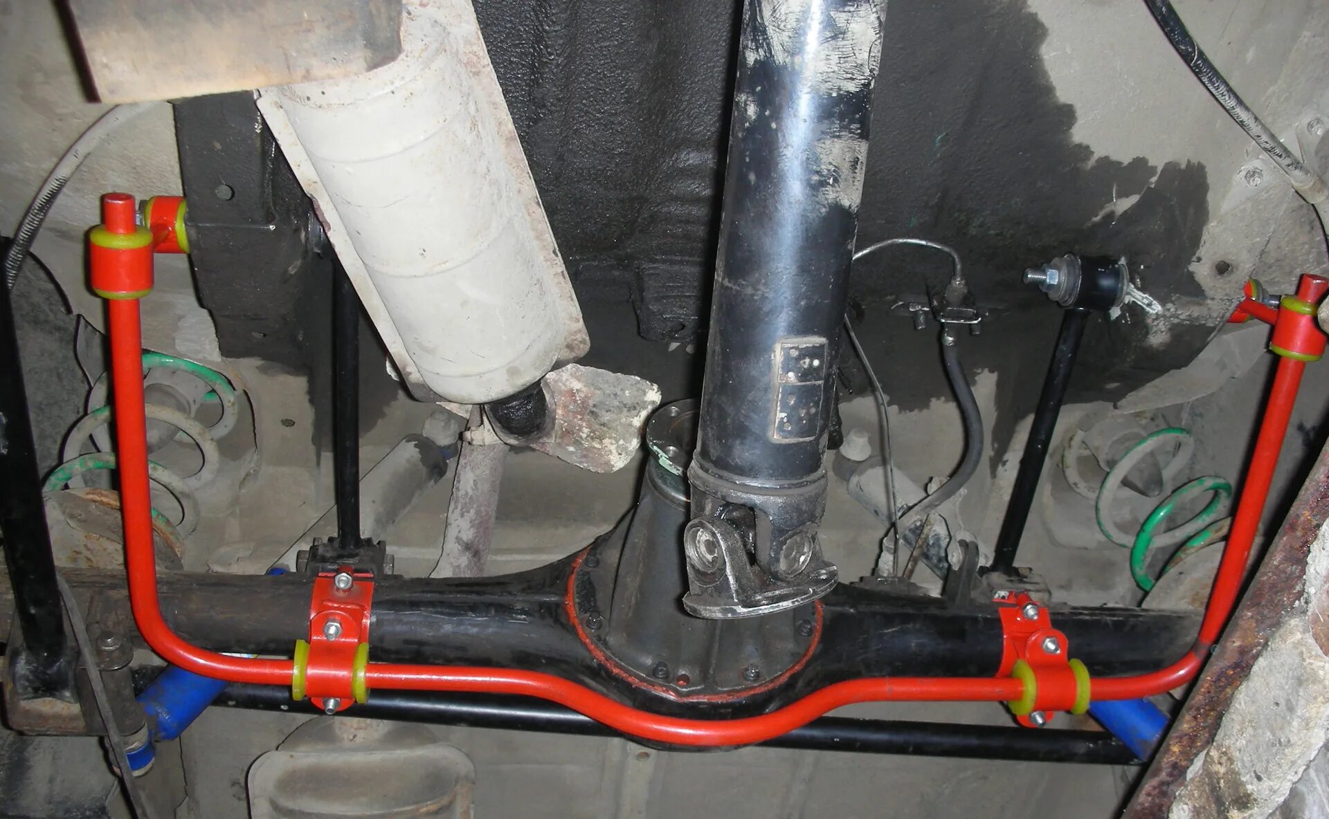 Крепление стабилизатора ваз 2107. Задний стабилизатор ваз 2106. Задний стабилизатор ваз 2107. 2107 устойчивость. Задний стабилизатор ваз 2107.